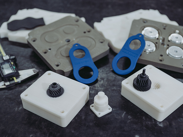 Bauteile und Werkzeuge im 3D-Druck Bauteile und Werkzeuge im 3D-Druck liegen schön angeordnet auf einer Oberfläche